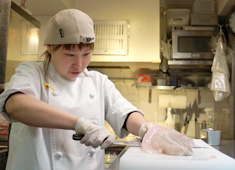 GINZA KAZAN／株式会社Gコンセプト 求人 シェフが面接しますので、料理のほか、勤務時間、休日、雰囲気など、何でも聞いてくださいね。キッチンの見学もぜひ。