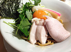 Ginza Noodle「むぎとオリーブ」 求人 あなたの考えたメニューが人気店の商品になりことも。商品開発に興味がある方歓迎です。