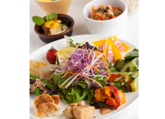 HATAKE CAFE／株式会社アイビーエフ・アール 求人 【HATAKE CAFÉの一番の人気ランチメニュー】野菜の前菜を中心に盛り沢山な一皿です。