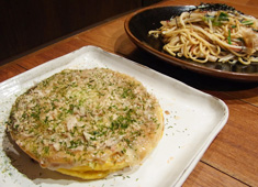鉄板焼き　高見／株式会社TAKAMI・JAPAN 求人 看板メニューのお好み焼。その他、素材それぞれの風味を生かしたオリジナリティーあふれる創作料理も人気です。