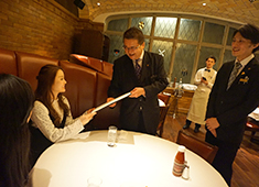 Wolfgang's Steakhouse／株式会社 WDI JAPAN 求人 取材日に撮影した接客中のワンシーン