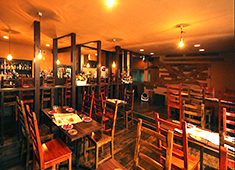 Spanish＆French jean Laffite（ジャンラフィット） 求人 既存店「ジャンラフィット」の店内。ウッディで落ち着いた内装です。