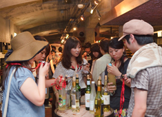 Tommy GARDEN／EAST GALLERY 求人 社員旅行のワンシーン。BBQやマリンスポーツの後に、ワイナリー見学をしてきました。