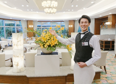 SunCity（サンシティ）／株式会社オリンピア 求人 ホールスタッフも募集中！当社で未経験からスタートしたスタッフも、一流のおもてなしを身に付けていますよ。