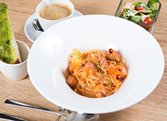 「べこ亭」「Pasta＆Grill ANTIBES」「HANGOUT」他／株式会社 DRC 求人 素材は安心・安全、自信を持って提供できるこだわり食材。