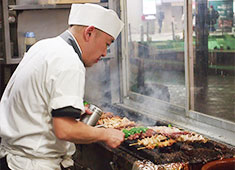渋谷　鳥竹総本店 求人 じっくりと経験を積むことで仕込みから焼きまで、繁盛店の味と技術が身に付きますよ！