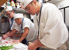 渋谷　鳥竹総本店 求人 焼き、串打ちの研修もおこなっています。ベテラン職人の技を学べる機会をつくっています。