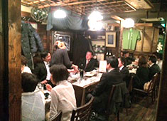 日本酒居酒屋　A「しんばし 光壽」B「かんだ 光壽」 求人 連日予約でいっぱいの店内はいつも活気に溢れお客様とスタッフの笑顔が絶えません！ 忙しくてもヤリガイある環境です！