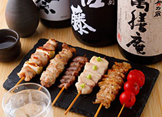 CHICKEN CREW／神保町店・後楽園店 求人 部位や肉質、大きさ、素材により火の通りが異なる串焼は、バランスが非常に重要でちゃんとした技術も必要なんです。