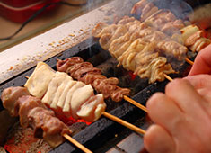 CHICKEN CREW／神保町店・後楽園店 求人 「安くてとにかくうまい」そんな焼鳥で楽しんでほしい！と一本一本もかなりのボリュームでコスパも良いと好評頂いています
