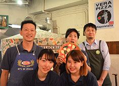 PIZZERIA CHIACCHIERONE（ピッツェリアキアッキェローネ） 求人 現在活躍中のスタッフ！上段の一番左がオーナーです！
