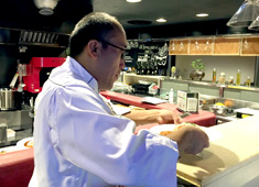 Itarian Restaurant Aoyuzu（NIPPAN CO.,LTD.／株式会社にっぱん） 求人 平均年令28才程の若手スタッフや外国人スタッフが多数活躍中！グローバルな環境に日常的に身を置くことができます！