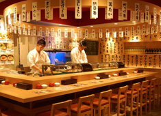 寿司・居酒屋 花火寿司 国分寺店（東京レストランツファクトリー株式会社） 求人 オープンカウンターは調理人、寿司職人の醍醐味！接客が得意な人、笑顔が素敵な人など、元気で明るい方大歓迎です。