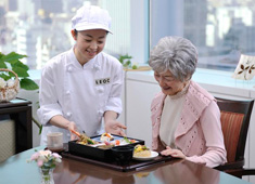 株式会社LEOC（レオック） 求人 【高齢者施設】
入居者様にとって食事は生活の中心であり、日々の楽しみの一つ。だからこそ食の感動を大切にしたい。