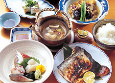 旬の味 たき下 求人 四季折々の鮮魚が主役！他店では中々巡りあえない、様々な魚や天然素材も季節に応じて色々と扱えます！