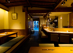 旬の味 たき下 求人 和食店さながらの落ち着いた雰囲気の店内。麻布十番ならではのお客様も多数いらっしゃるアットホームなお店です。