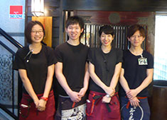 「炭火串焼居酒屋 へちもん」／株式会社 ばろん・ふぃりっぷ 求人 ▲働く環境にも自信があり、どんな時でも元気で明るいスタッフが、あなたの支えになってくれます！