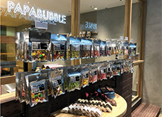 PAPABUBBLE（パパブブレ）／株式会社 PAPABUBBLE JAPAN 求人 販売スタッフの方は、店舗ディスプレイも大切な仕事の一つです。いかに商品を魅力的に見せるかで売れ行きが変わります！