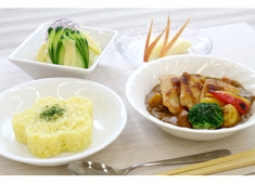 株式会社LEOC（レオック） 求人 【病院】
美味しさと栄養バランスを考えた献立や、患者さんの身体状態や症状に応じた食事内容をカスタマイズします。