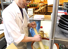 居酒屋　けやき 求人 当店スタッフの1人。長い間勤め続けられる環境があります！