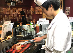 サニーズ／日進畜産工業株式会社 求人 八重洲地下街が誕生した時から営業スタートし現在までオフィス街の会社員・ＯＬや観光客など様々な方に愛され続けています