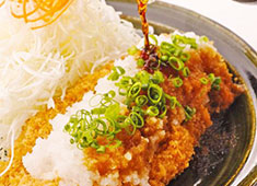 「とんかつ日和」「築地食堂 源ちゃん」「Jackson Farm＆Grill」／株式会社 サイプレス 求人 新メニューや新アイディアは、常に最前線で働くスタッフたちから生まれています！