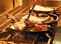 「とんかつ日和」「築地食堂 源ちゃん」「Jackson Farm＆Grill」／株式会社 サイプレス 求人 成長を支えているのは「人」です。だからこそ、スタッフが働きやすい環境を整えています。