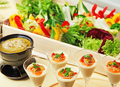 イル カヴァロ／株式会社東京デザインセンター 求人 種類豊富な食材を使った料理にイタリアを中心に各国のワインを提供し
てます。
