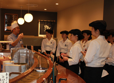 まぐろ問屋　三浦三崎港／株式会社ネオ・エモーション 求人  昔ながらの「職人の下で学ぶ」のではなく、教育制度がしっかりしているため、身につくスピードが違います。