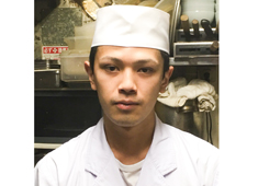 旬菜魚 藍 求人 イケメンミュージシャンはカウンターでも人気者。ベースをやっていたせいか段取りが良く将来有望な若手です。