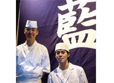 旬菜魚 藍 求人 抜群のコンビネーションで調理場を切り盛りしています！スタッフが若いのですんなり溶け込むことができますよ！