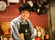 Osteria Bar Ri.Carica（リ・カーリカ）etc.／株式会社タバッキ 求人 スタッフ紹介にあるイトウ（28才）。料理もサービスも何でも任せられるため、名刺には【スーパーマルチ】の記載も。