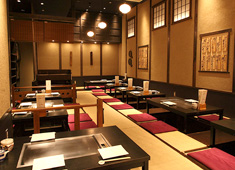 かしわ 渋谷ヒカリエ店・二子玉川ライズ店／ソルト・コンソーシアム株式会社 求人 25歳店長も活躍中！料理長、店長は月給35～45万円＋賞与。あなたの経験を考慮し給与に反映します。