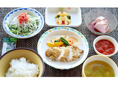 株式会社LEOC（レオック） 求人 【病院】
美味しさと栄養バランスを考えた献立や、患者さんの身体状態や症状に応じた食事内容をカスタマイズします。
