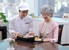 株式会社LEOC（レオック） 求人 【高齢者施設】
入居者様にとって食事は生活の中心であり、日々の楽しみの一つ。だからこそ食の感動を大切にしたい。