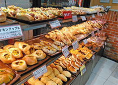 「BAKERY＆CAFE MARUJU（ベーカリー＆カフェ マルジュー）」／株式会社 マルジュー 求人 「マルジュー 仲宿店」は、各メディアで多数取り上げられ、コッペパンが「アド街ック天国」に取り上げられました。
