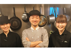 CAFE ANTIQUE ROSE（アンティーク・ローズ）／サクラ・フルール青山 求人 お店にはいつも笑顔があふれていて、働きやすい職場環境です。