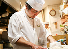 魚金グループ／「TAVERNA UOKIN」「ビストロUOKIN」「CASA UOKIN」「魚金本店」etc. 求人 新卒者や仕入部社員には、個室独身者寮を用意しています。地方から上京したい方、どうぞご相談ください。