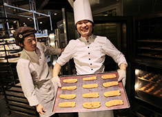 HEART　BREAD　ANTIQUE／株式会社ワンダーコーポレーション 求人 年齢・経験は問いません！女性も活躍できる環境ですし、今後の多店舗展開も含めステップアップできる環境！