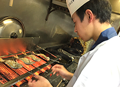 ひさご寿司 求人 寿司の技術の他にも焼き場の技術も身に付きます！