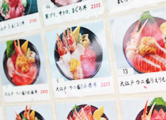 株式会社メビウスフードナビゲーション／「和食 かとう」「築地 海鮮丼 大江戸」 求人 「築地 海鮮丼 大江戸」では、常時約50種類のメニューを提供。期間限定のメニューも！
