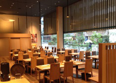 赤坂うまや新宿（JR九州フードサービス 株式会社） 求人 天井高5Mで圧倒的開放感の店内。壁の一面はガラスで、昼は明るく、夜はライトアップされます。