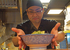 赤坂麺処　友 求人 1杯ずつ丁寧にお作りし、お客様に喜んでいただいております！