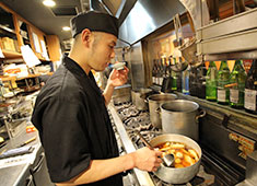宮崎料理 万作／HYアンドパートナーズ株式会社 求人 未経験の方でも和食の基本からしっかり学べる環境です。