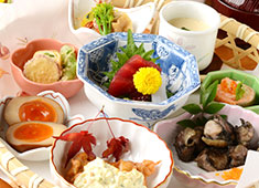 宮崎料理 万作／HYアンドパートナーズ株式会社 求人 鶏料理だけでなく、魚介や野菜も扱うので、幅広い経験ができます。