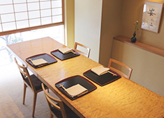 銀座とよだ 求人 ▲カウンター席からテーブル席、個室までご用意。常連のお客様とは趣味の話で盛り上がるほど、アットホームなお店です。
