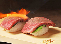 「和牛名匠 牛国屋」「焼肉 黄金の牛」／株式会社 ヒロジャパン フードサービス 求人 本マグロにも負けない、肩ロースを使った「和牛炙り寿司」。