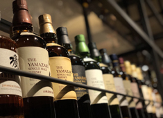 「NARISAWA」「BEES BAR by NARISAWA」 求人 BEES BARでは、NARISAWAがセレクトした上質なお酒の数々を取り揃えています。
