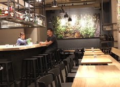 「NARISAWA」「BEES BAR by NARISAWA」 求人 日本各地から集められた無垢の木のロングカウンターと里山の風景写真かゲストをお迎えします。
