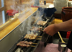 もつ焼き いとや、他／株式会社ITO-YA 求人 じっくり炭火で焼き上げるもつ焼きは絶品！一生物のスキルを。